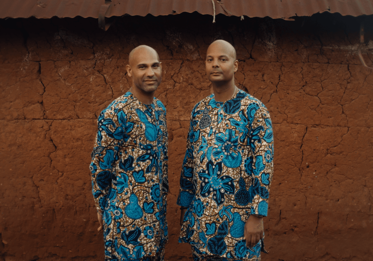 Silhouettes d'arbres au coucher du soleil au Bénin