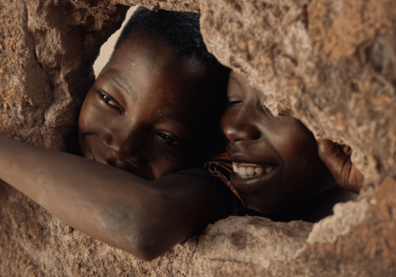Voyageur et villageois regardant l'horizon pendant un séjour co-construit