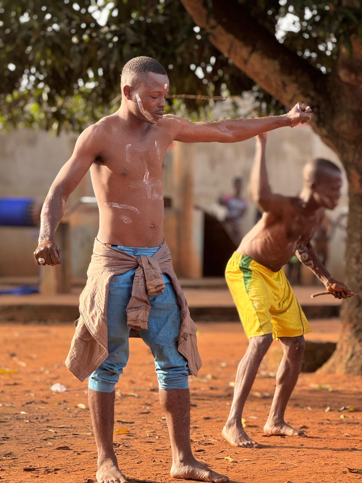 Hommes torses nus pendant une immersion villageoise