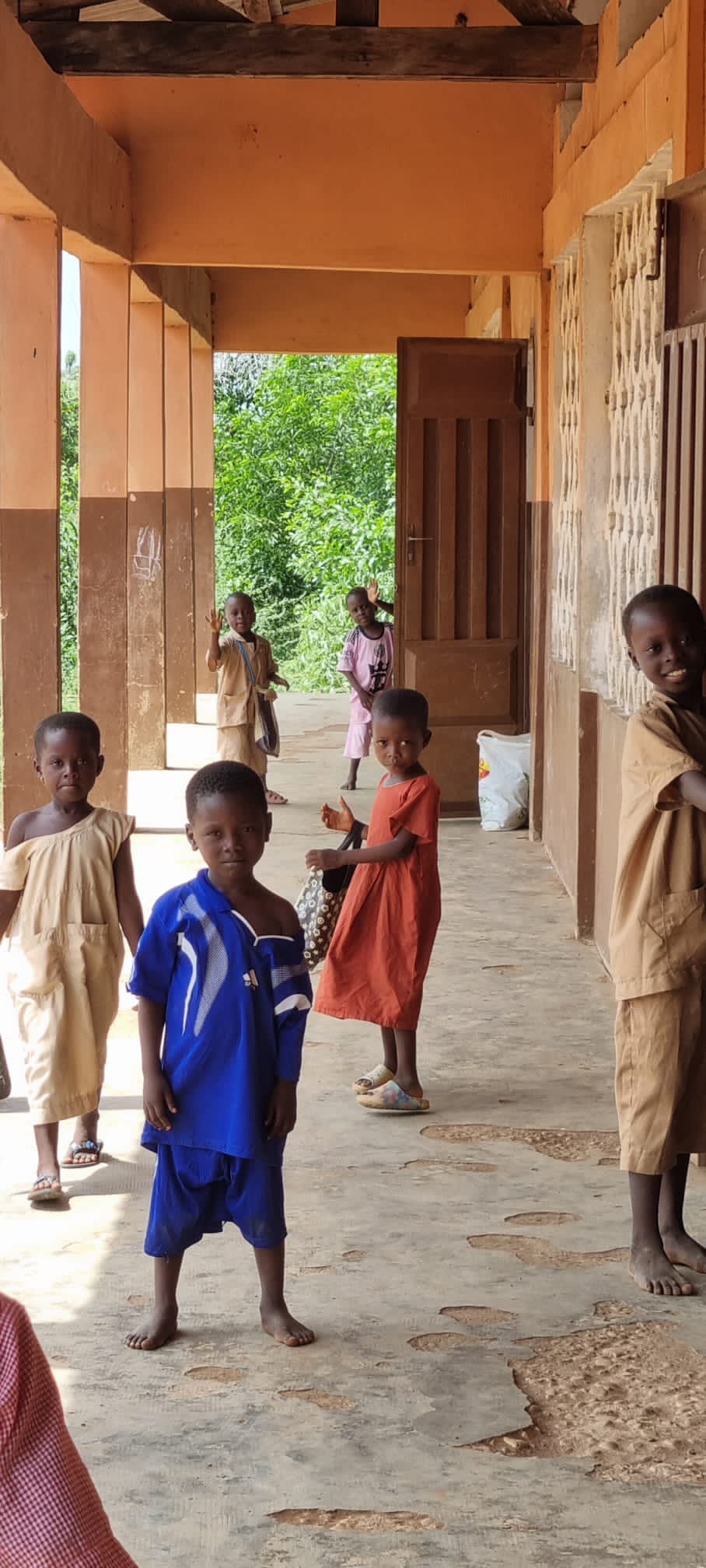 Enfants dans le couloir d'une école au village