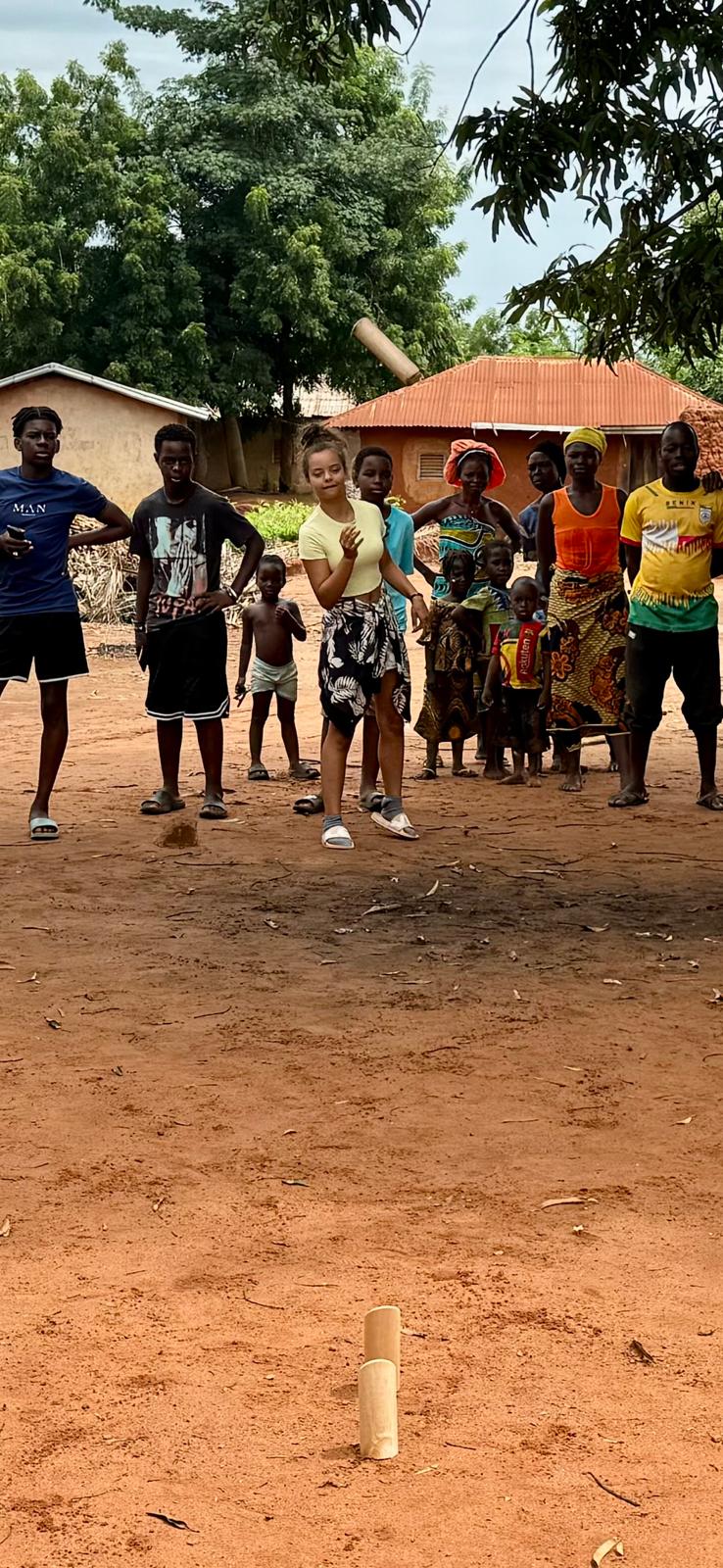 Enfants et habitants pendant un jeu au village